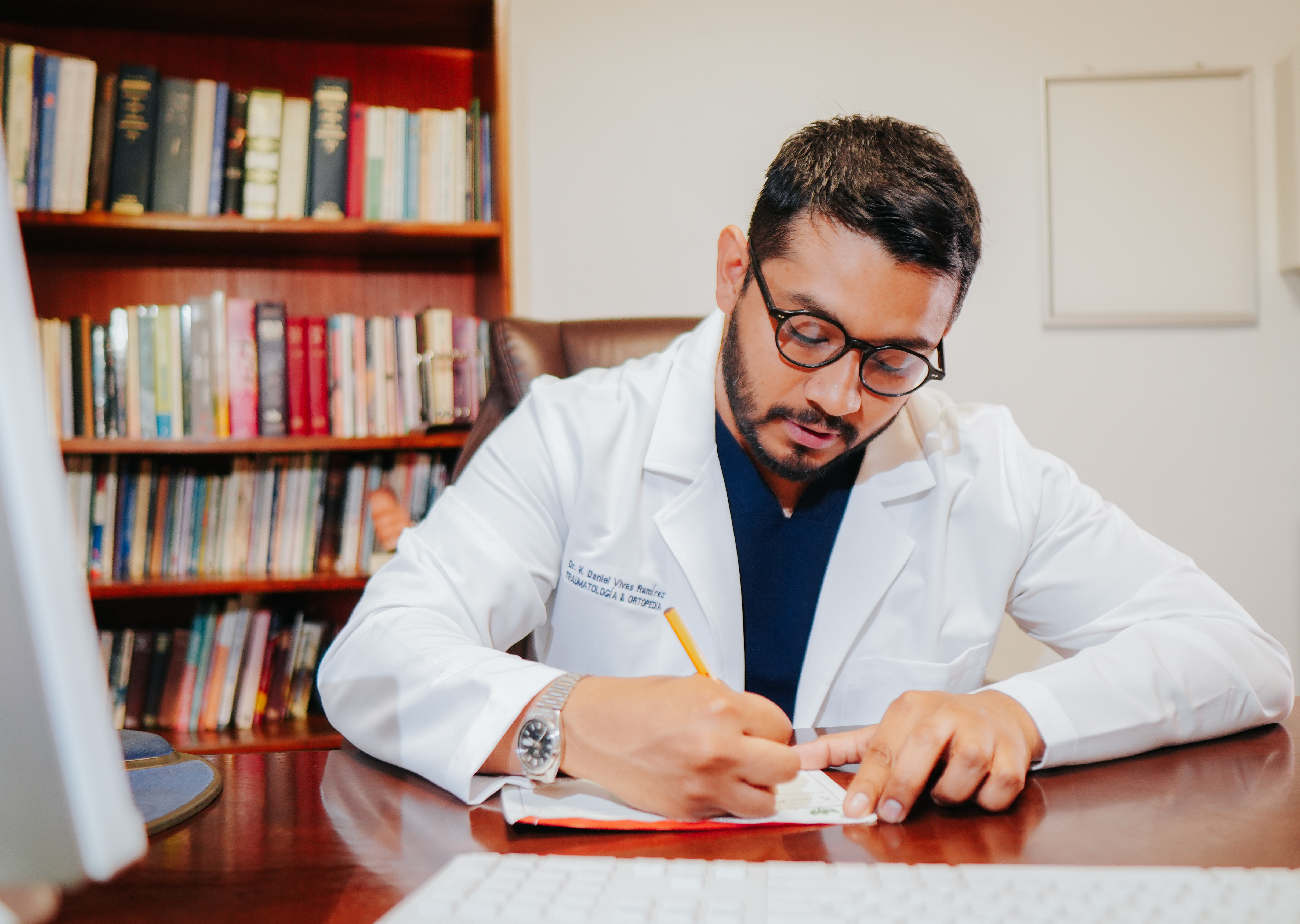 Dr. K. Daniel Vivas Ramírez en consultorio